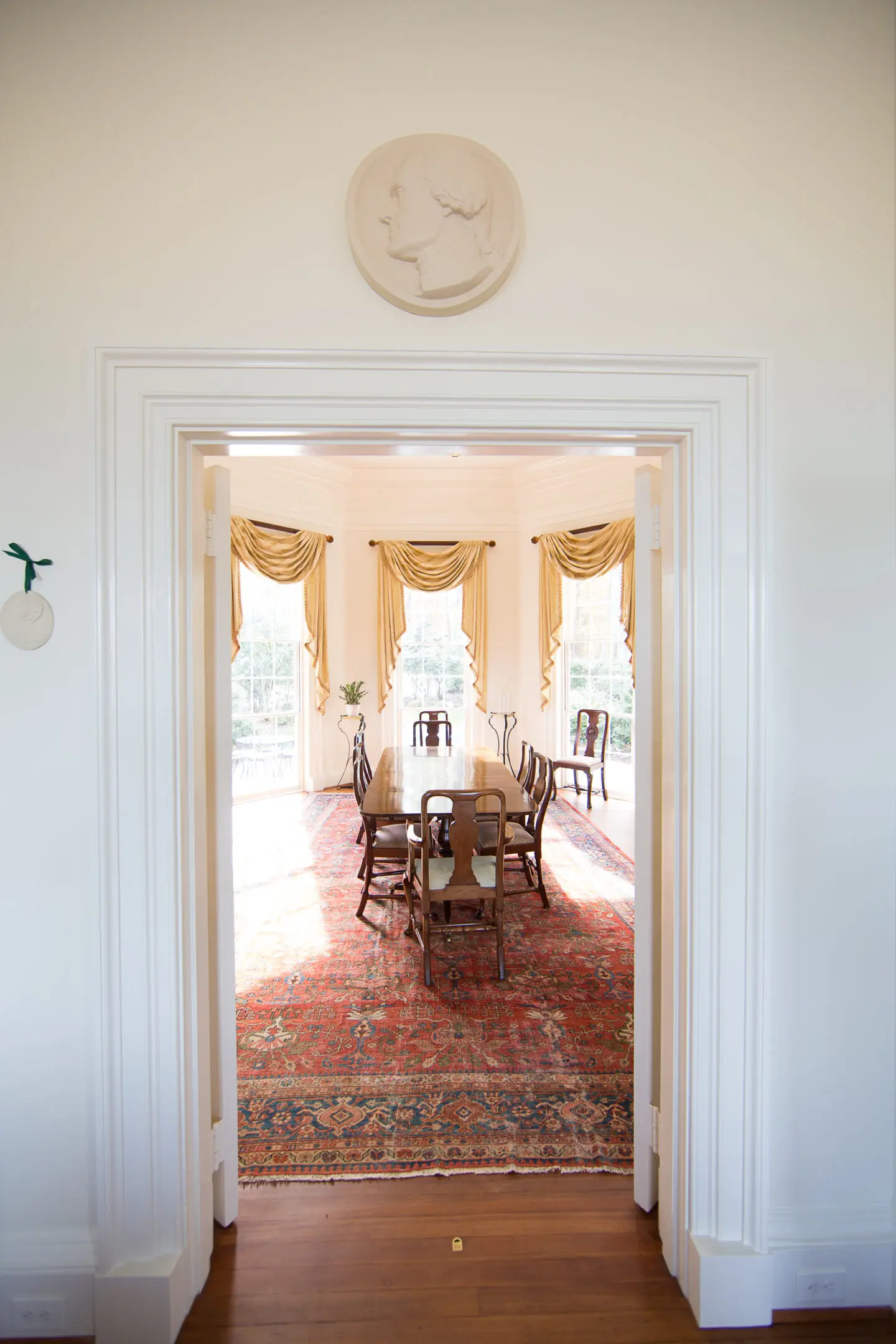 A dining room with a table and chairs in it